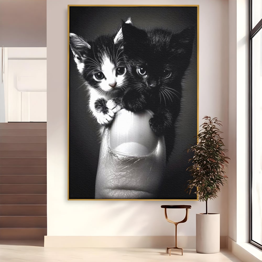 Tablou canvas cu tablou canvas cu doi pisoi mici agatati de un deget, in rama de aluminiu auriu